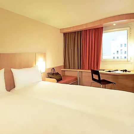 מלון Ibis Lomme Centre 3*